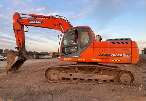 DOOSAN DX225LCA εξορυκτής υδραυλικού σιδηρού πετρελαίου σωλήνα για το εργοστάσιο παραγωγής
